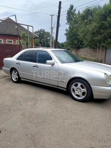 Mercedes E 230-5