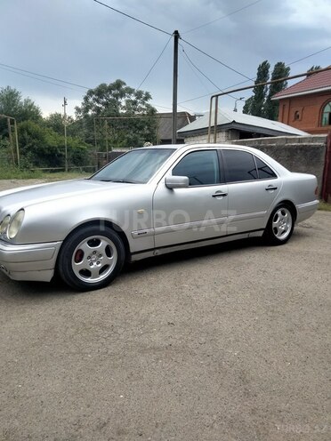 Mercedes E 230-6