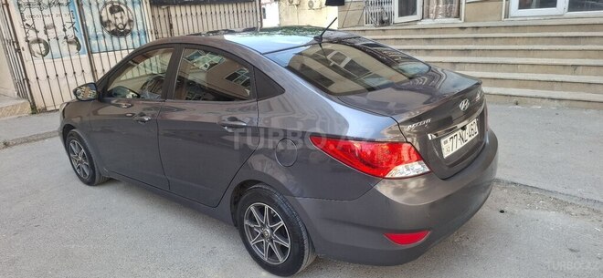 Hyundai Accent-12