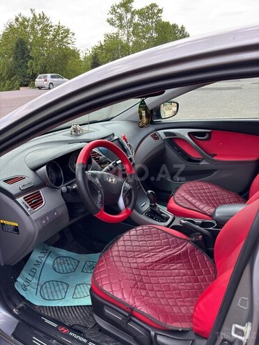 Hyundai Elantra-12