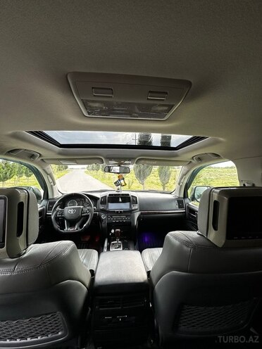 Toyota Land Cruiser-7