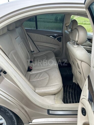 Mercedes E 200-11