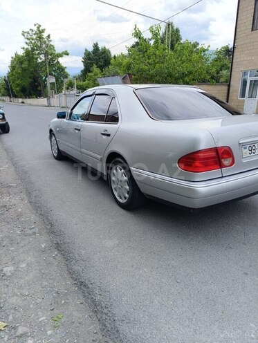 Mercedes E 200-5
