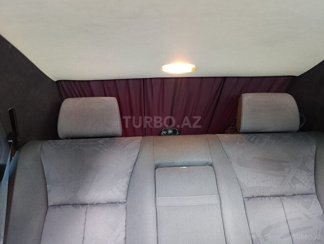 Mercedes E 200-11