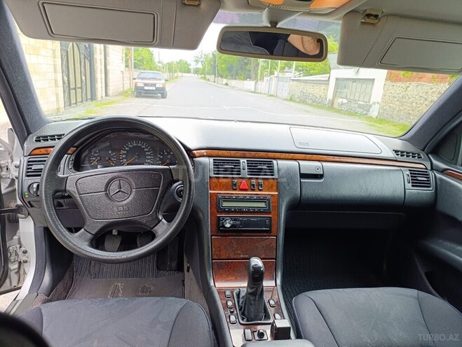 Mercedes E 200-9