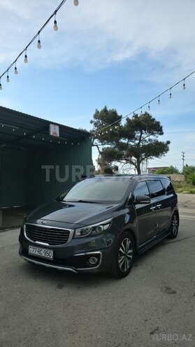 Kia Carnival-1