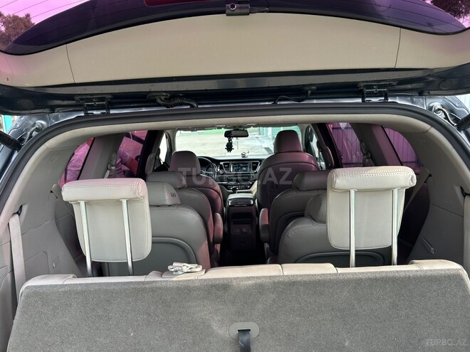 Kia Carnival-13