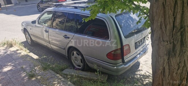 Mercedes E 240-4