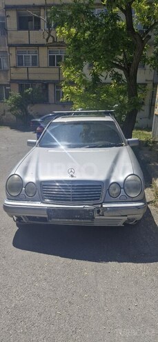 Mercedes E 240-1