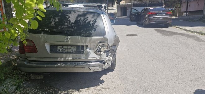 Mercedes E 240-2