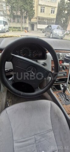 Mercedes E 240-3