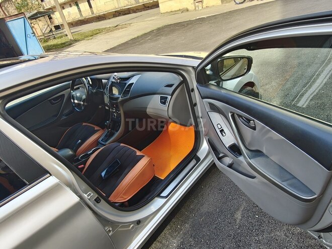 Hyundai Elantra-8