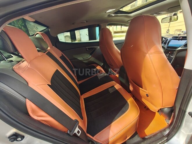 Hyundai Elantra-9