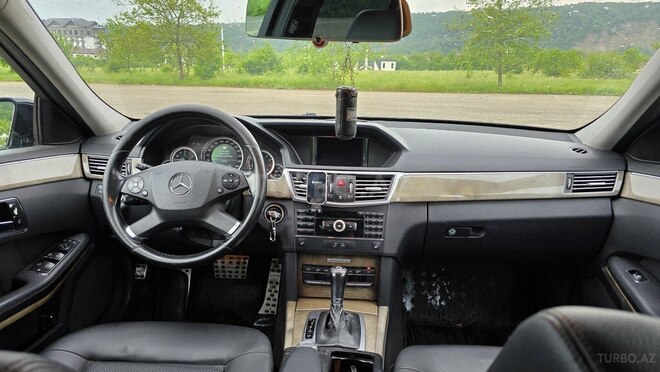 Mercedes E 200-11