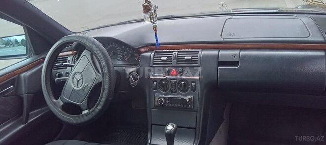 Mercedes E 240-4