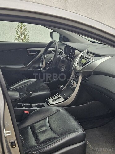 Hyundai Elantra-2