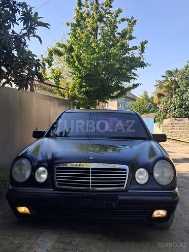 Mercedes E 280-1