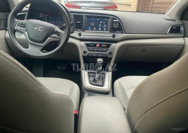 Hyundai Elantra-12