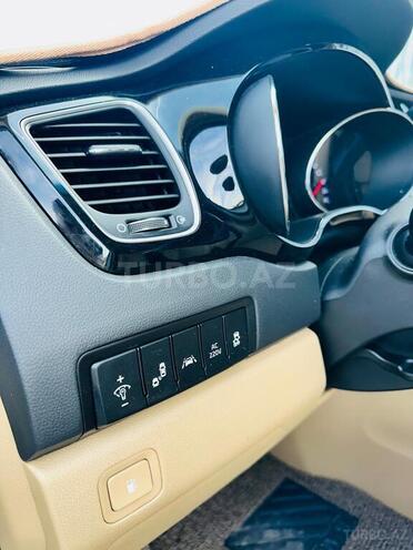 Kia Carnival-12