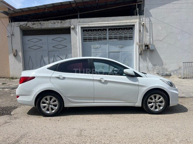 Hyundai Accent-4