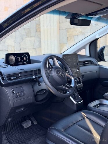 Hyundai Staria-6