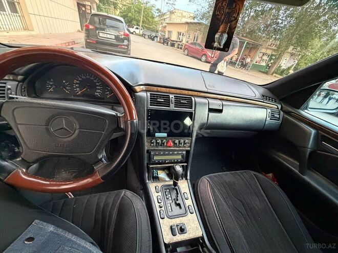 Mercedes E 240-11