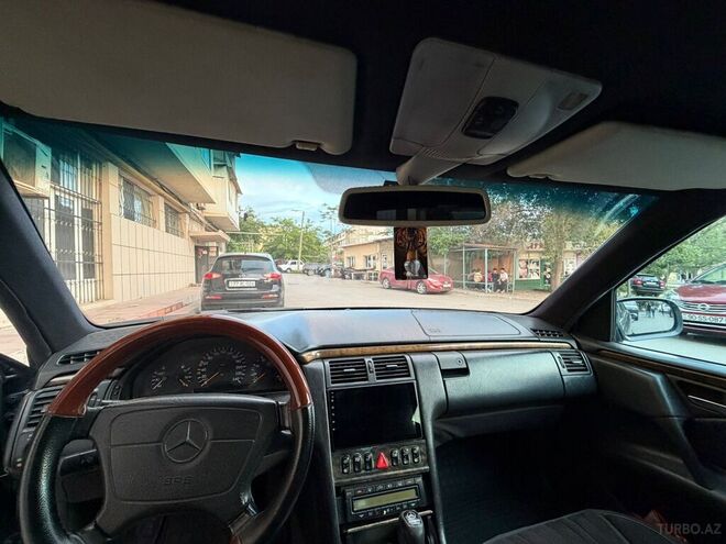 Mercedes E 240-16