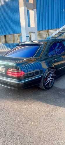 Mercedes E 240-4