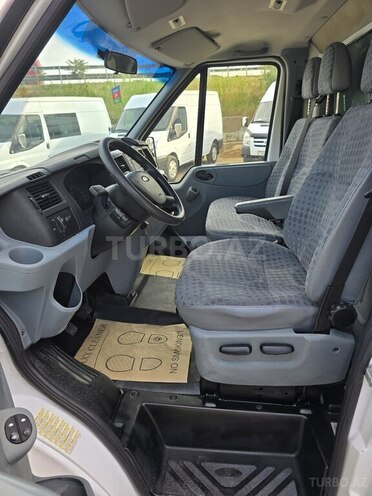 Ford Transit-9