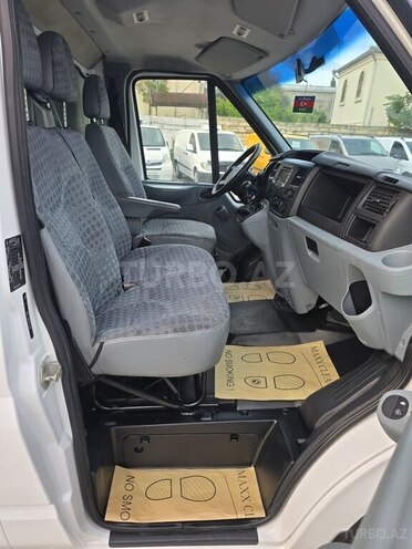 Ford Transit-13