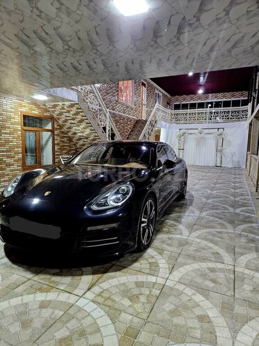 Porsche Panamera 4S-1