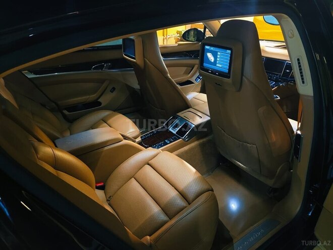 Porsche Panamera 4S-5