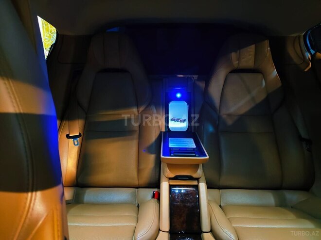 Porsche Panamera 4S-8