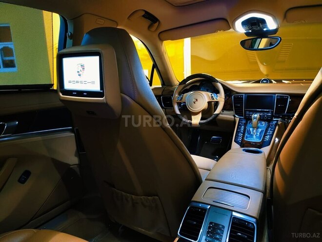 Porsche Panamera 4S-9
