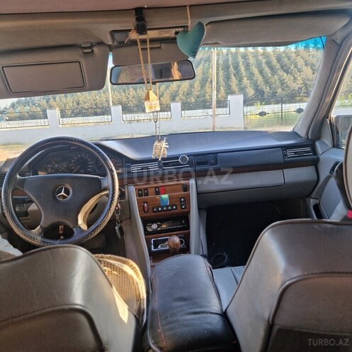 Mercedes 230 E-4