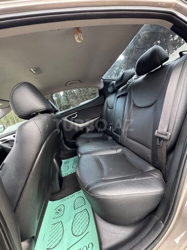 Hyundai Elantra-12