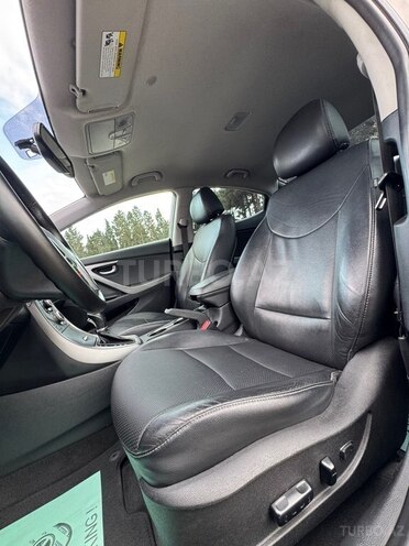 Hyundai Elantra-11