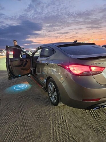 Hyundai Elantra-4