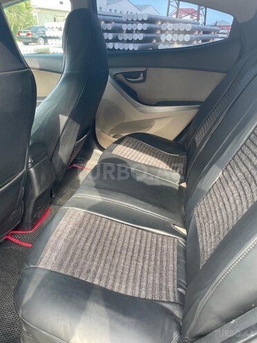 Hyundai Elantra-8