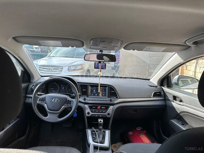 Hyundai Elantra-14