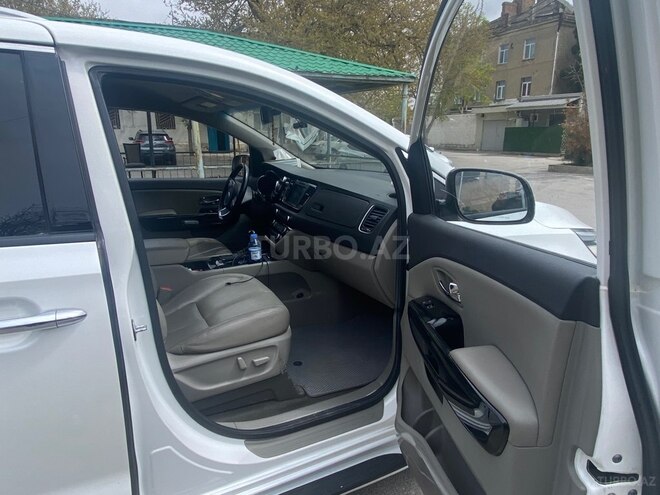 Kia Carnival-12
