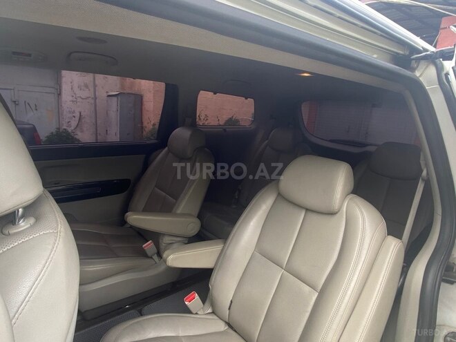 Kia Carnival-8