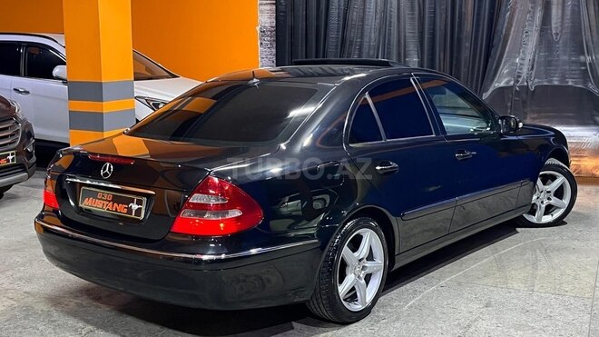 Mercedes E 220-11