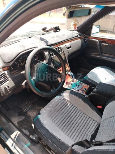 Mercedes E 240-6