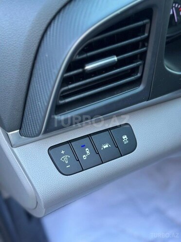Hyundai Elantra-11