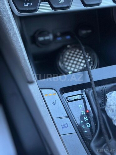 Hyundai Elantra-13