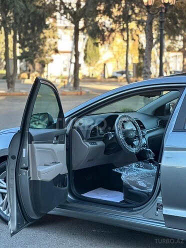 Hyundai Elantra-8
