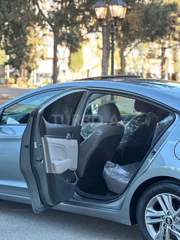 Hyundai Elantra-12