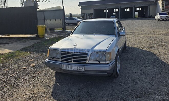 Mercedes E 220-1