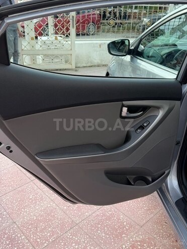 Hyundai Elantra-11